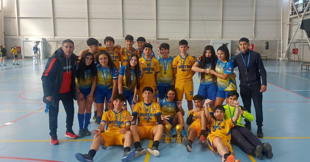 Campeones comunales en los Juegos Deportivos Escolares de Futsal en Damas y Varones