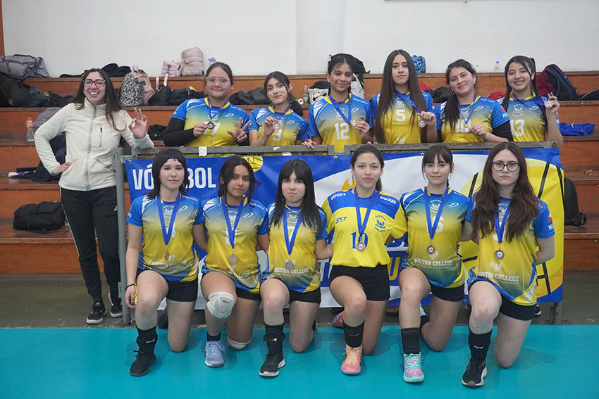 Tercer lugar en Vóleibol Intermedia Damas de las Olimpiadas BostonEduca