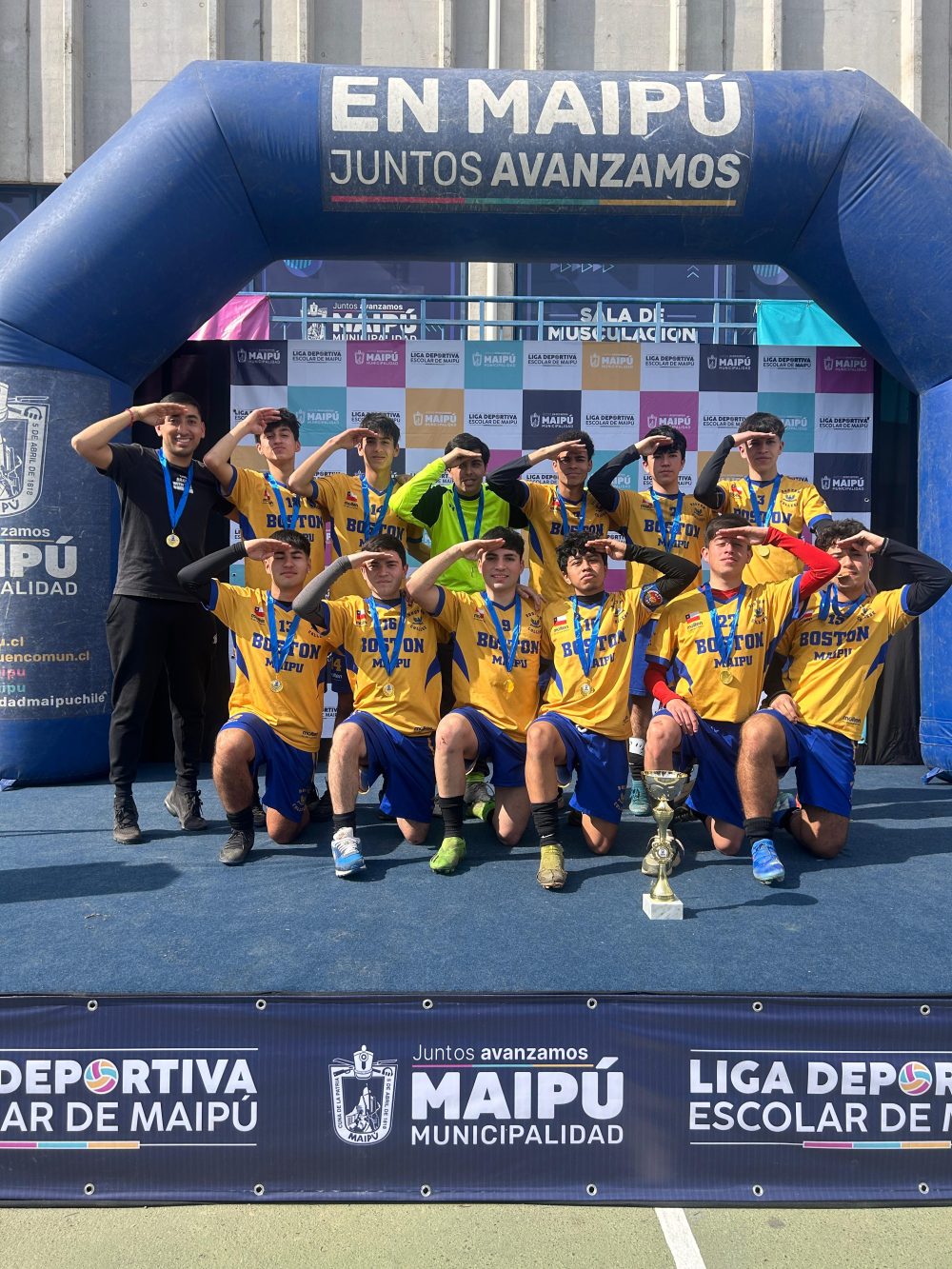 campeones en futbolito de liga escolar en la comuna de maipú