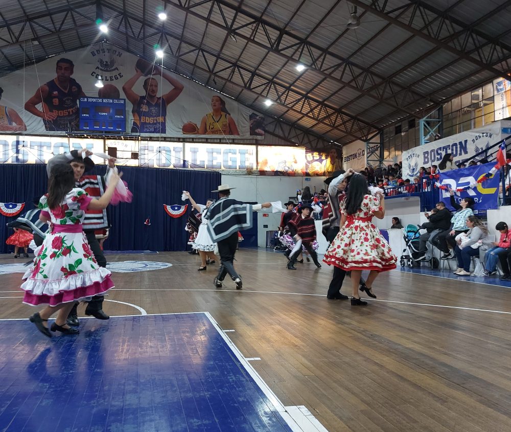 Presentación Bailes Folclóricos 2024 en Boston College Maipú