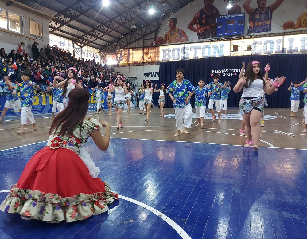 Presentación Bailes Folclóricos 2024 en Boston College Maipú