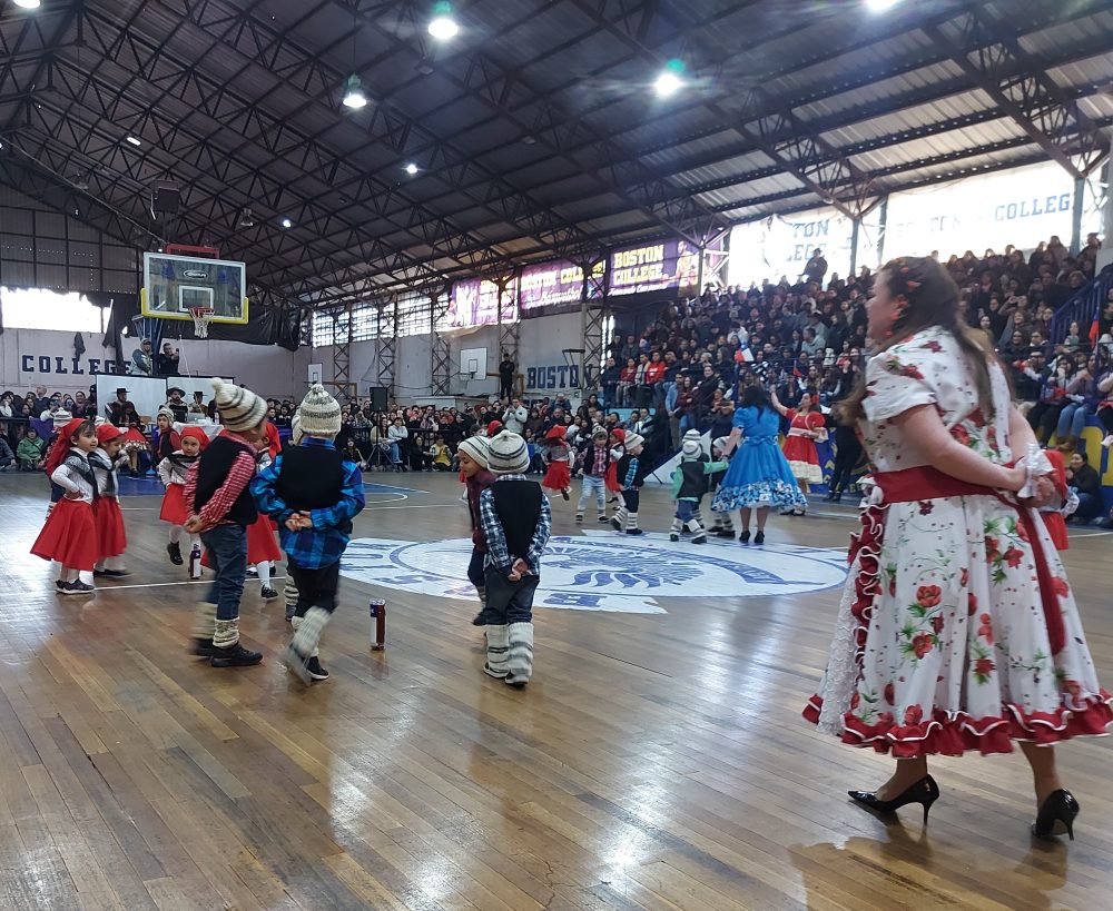 Presentación Bailes Folclóricos 2024 en Boston College Maipú