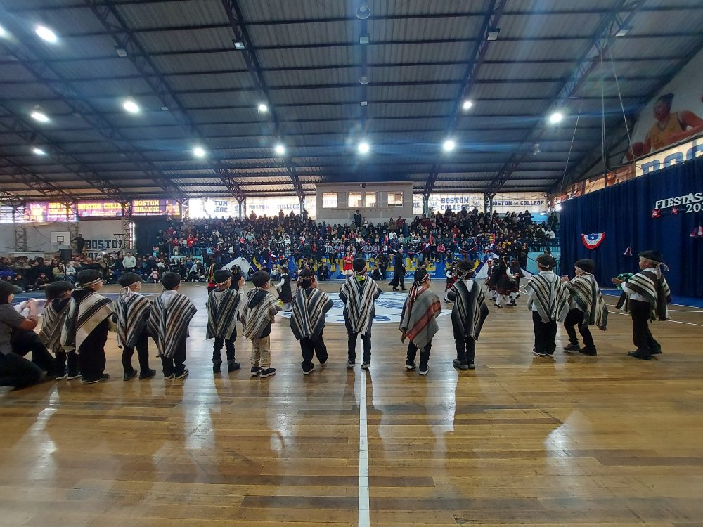 Presentación Bailes Folclóricos 2024 en Boston College Maipú