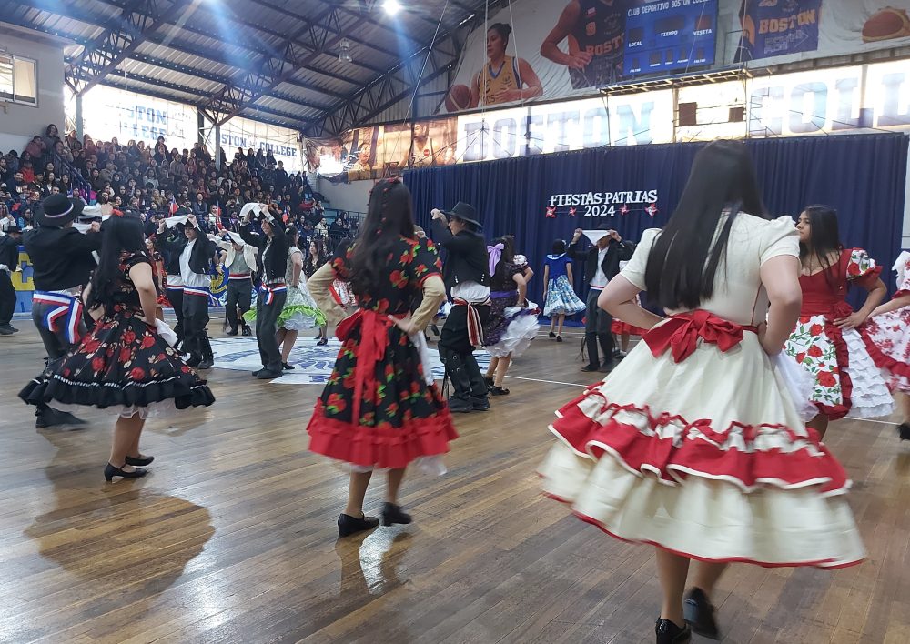 Presentación Bailes Folclóricos 2024 en Boston College Maipú