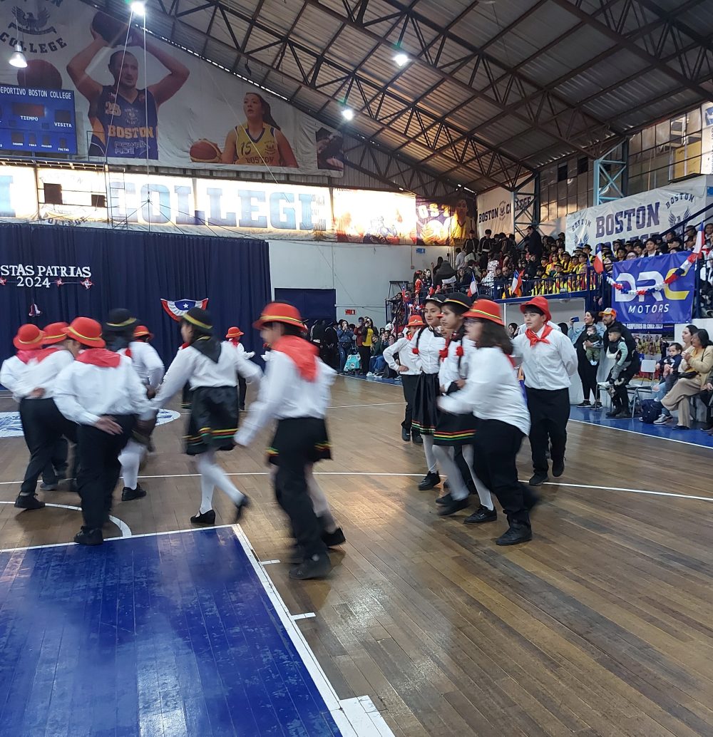 Presentación Bailes Folclóricos 2024 en Boston College Maipú