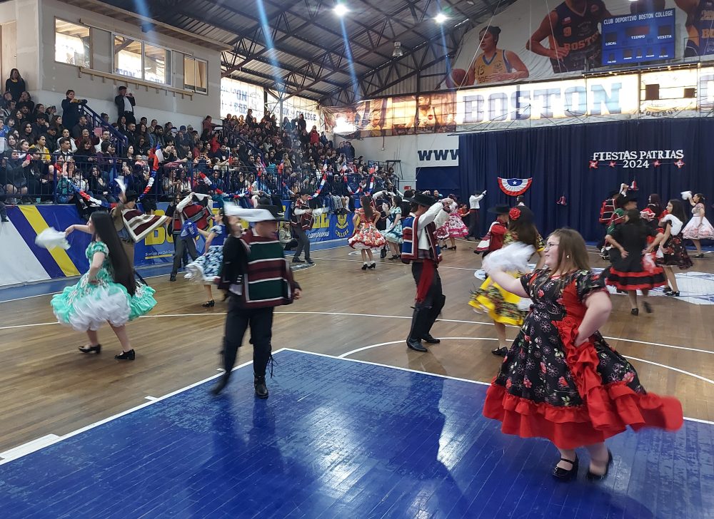 Presentación Bailes Folclóricos 2024 en Boston College Maipú