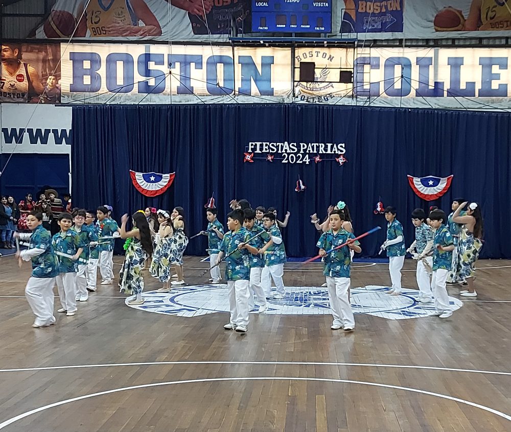 Presentación Bailes Folclóricos 2024 en Boston College Maipú