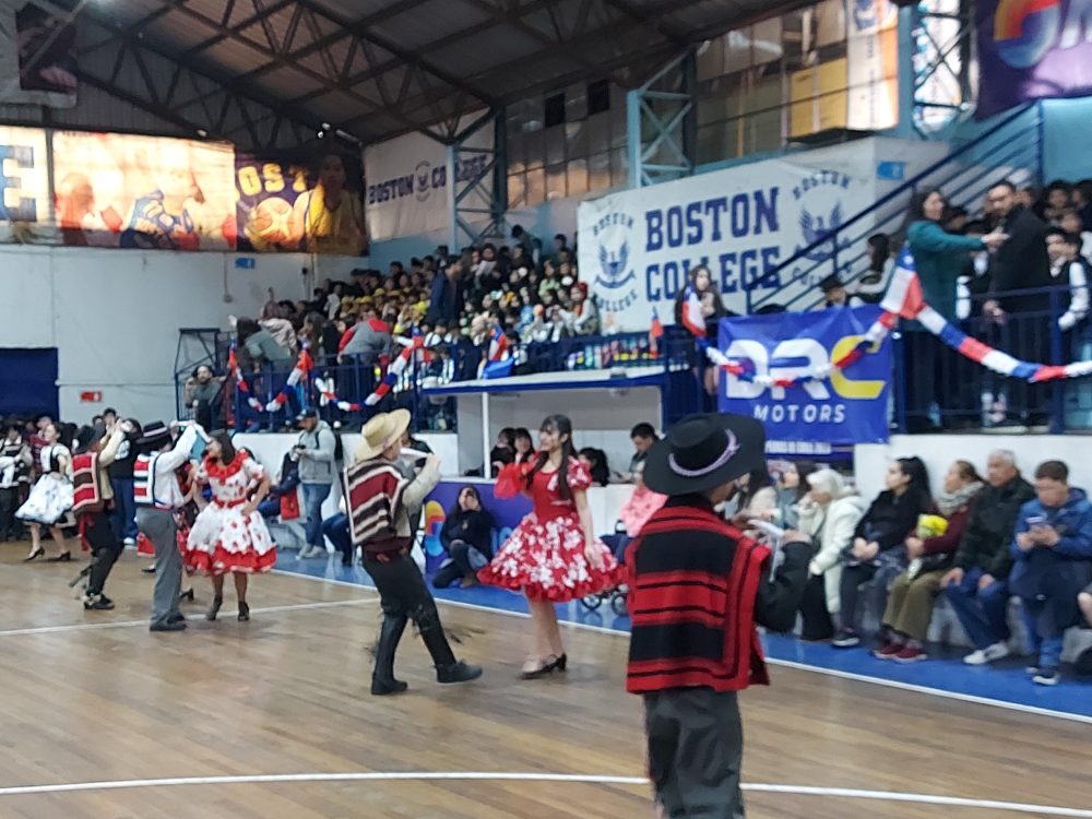 Presentación Bailes Folclóricos 2024 en Boston College Maipú