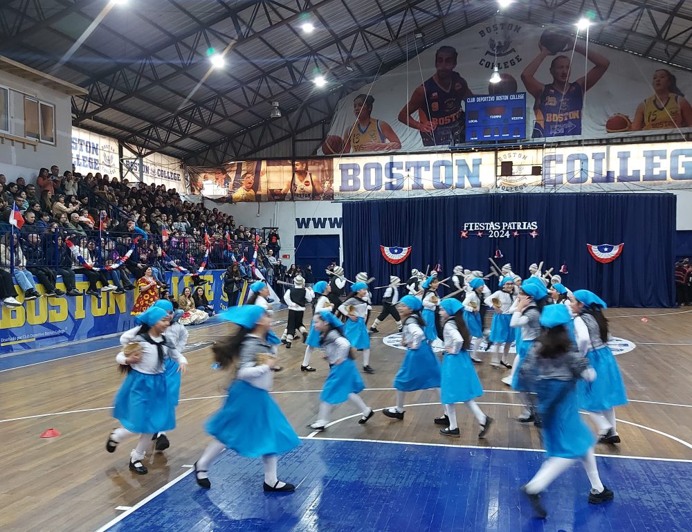 Presentación Bailes Folclóricos 2024 en Boston College Maipú