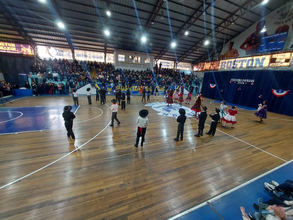 Presentación Bailes Folclóricos 2024 en Boston College Maipú