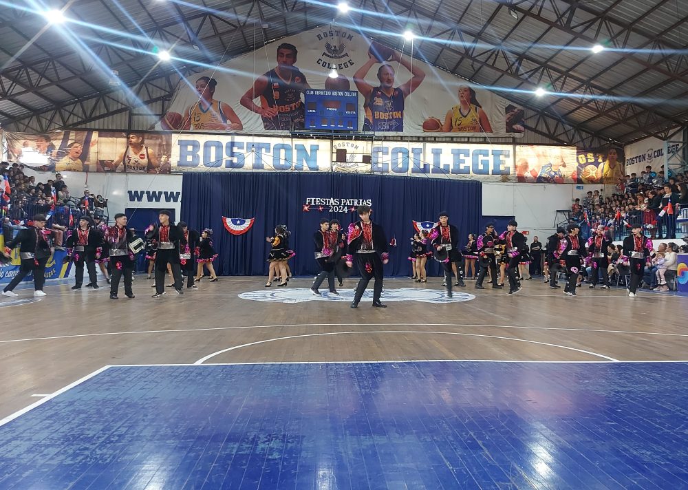 Presentación Bailes Folclóricos 2024 en Boston College Maipú