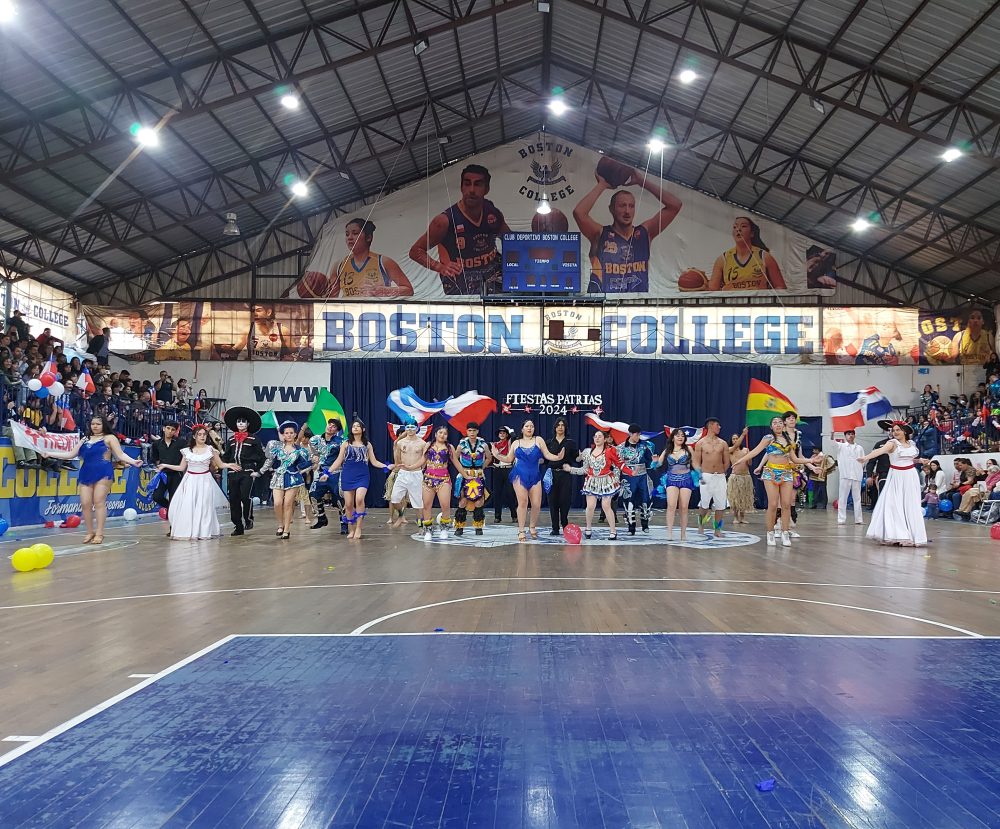 Presentación Bailes Folclóricos 2024 en Boston College Maipú