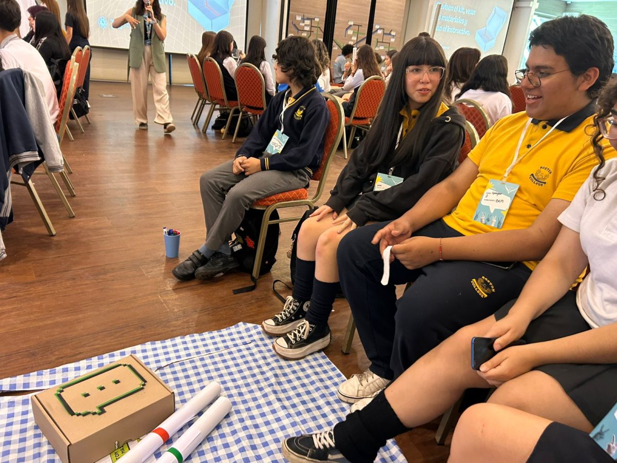 Estudiantes líderes participan en jornada “En Voz Alta: Rompe el Silencio” de Fundación Volando en V