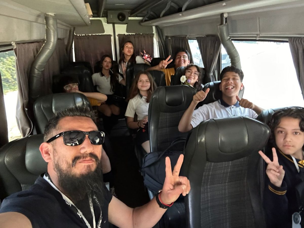 Estudiantes líderes participan en jornada “En Voz Alta: Rompe el Silencio” de Fundación Volando en V