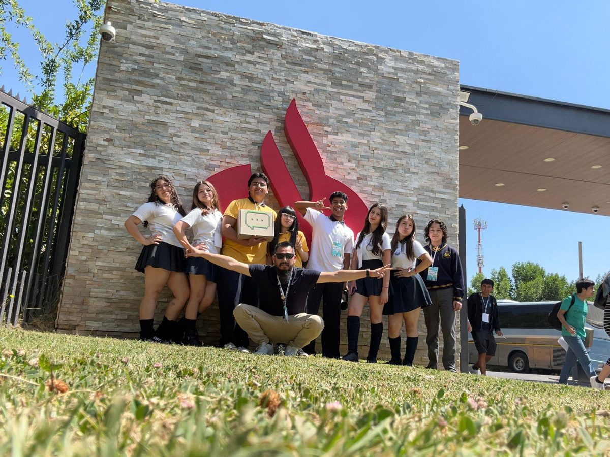 Estudiantes líderes participan en jornada “En Voz Alta: Rompe el Silencio” de Fundación Volando en V