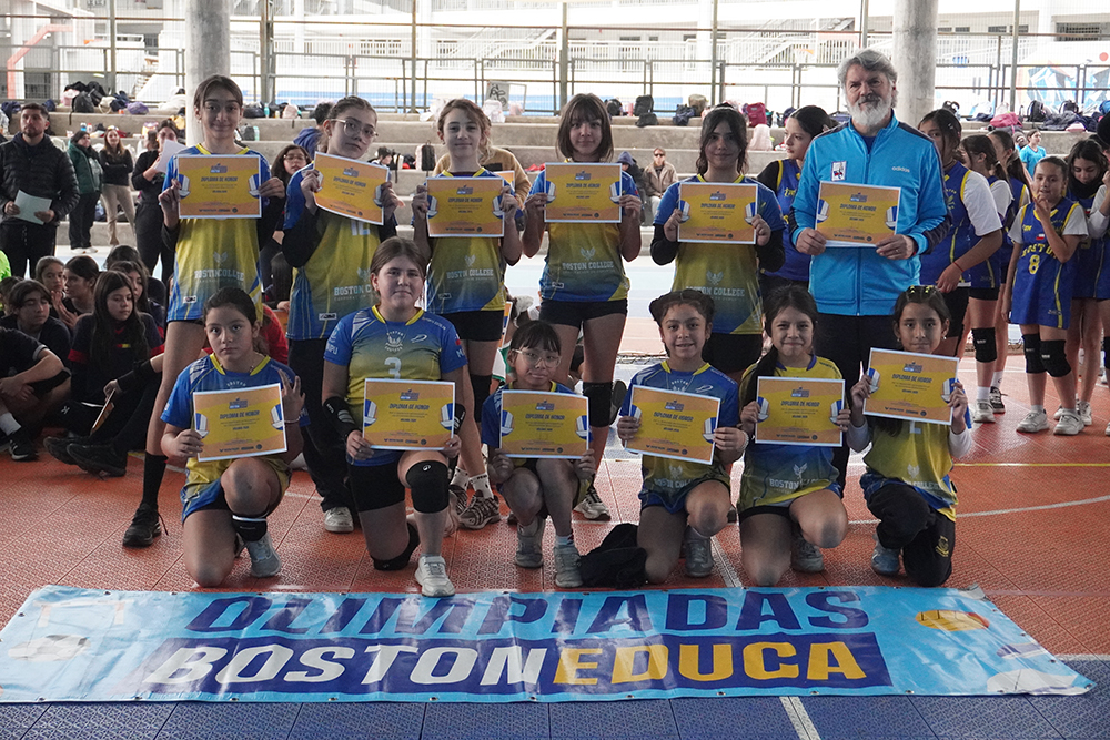 Gran nivel de juego en la fecha de Vóleibol Mini Damas en las Olimpiadas BostonEduca